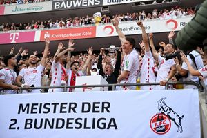 Friedhelm Funkel machte den siebten FC-Aufstieg perfekt - Foto: Anke Waelischmiller/dpa