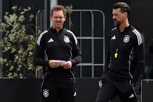 Julian Nagelsmann (l) und Sandro Wagner beim letzten gemeinsamen DFB-Training. - Foto: Federico Gambarini/dpa