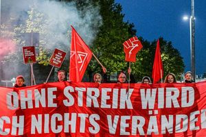 Viele Menschen haben Sorge um ihren Arbeitsplatz wie hier Beschäftigte beim Zulieferer Bosch, der Tausende Arbeitsplätze streichen will (Archivbild) - Foto: Jason Tschepljakow/dpa