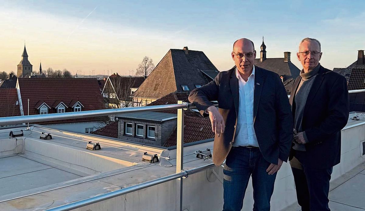 Auf anstehende Projekte im Jahr 2026 blickten Bürgermeister Peter Weiken (l.) und Beigeordneter Hubert Betten im Gespräch mit der Redaktion. Foto: Sarah Bsdurek