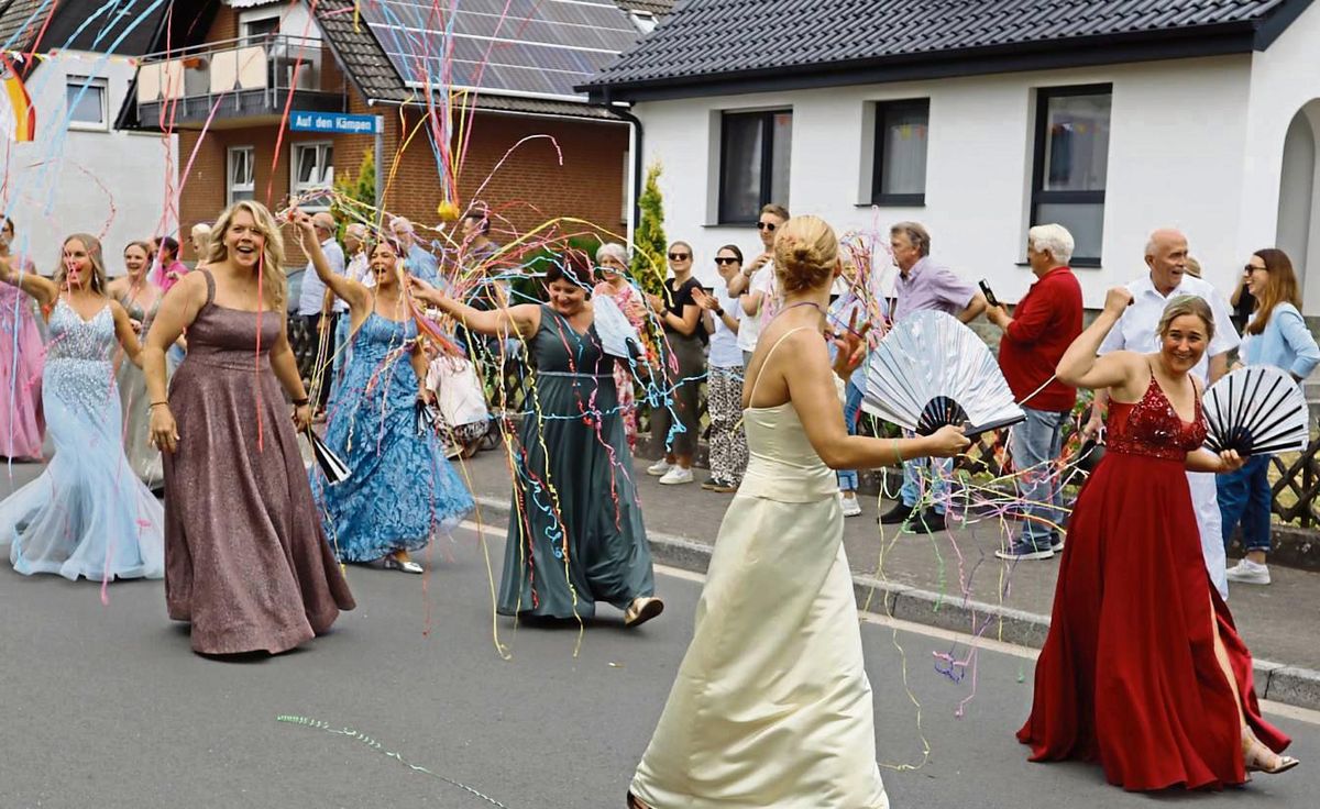 Was für eine Sause: Zum 180-jährigen Vereinsgeburtstag der Antonius-Schützen zogen die Gastvereine mit ihren Hofstaaten und Musikern durch die Straßen von Eickelborn – und ließen es krachen. Fotos: Kersting