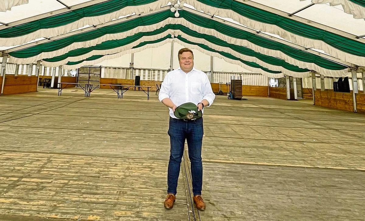 Wochenend-Wohnzimmer: Arne Moritz verbringt von Mai bis September ein Großteil seiner freien Zeit in Schützenfestzelten. Er sieht seine Präsenz auch als Art Bürgersprechstunde. Das Kreisschützenfest in Herringhausen wird er natürlich auch besuchen. So leer wie bei dem Foto-Termin Anfang der Woche wird das Festzelt dann nicht sein. Foto: Vielberg