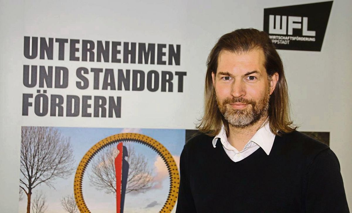 Seit April 2023 leitet Kurt Weigelt (38) die Wirtschaftsförderung in Lippstadt. Im Patriot-Gespräch äußert er sich zum City-Management, Gewerbeflächen sowie Projekten zu Nachhaltigkeit und Fachkräftemangel. Foto: Schwade