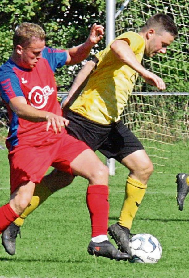 Die Kicker der Bad Westernkötter Reserve (in Gelb) hatten nur wenig Freiheiten. Die läuferisch starken Gäste aus Warendorf ließen kaum etwas zu. Fotos: Schlink