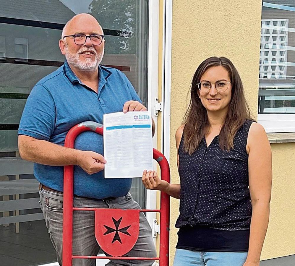Stadtbeauftragter der Malteser Dieter Ritz und Mitarbeiterin Kim Nora Skapczyk präsentieren den neuen Veranstaltungskalender für Oktober bis Dezember. Foto: A. Bsdurek