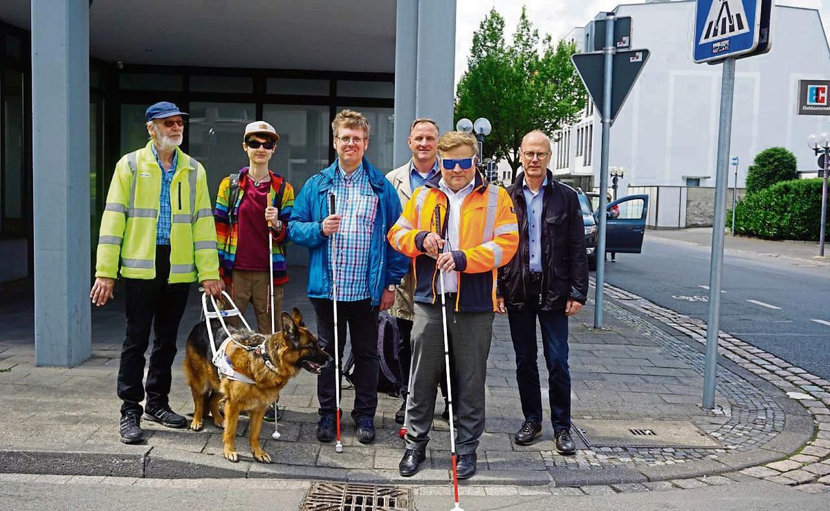 Schwachstelle Zebrastreifen: Ludwig Herbort (v.l.), Melina Ebel und Tobias Krämer haben Bürgermeister Arne Moritz, Straßenbau-Chef Alfons Strümper und Chef-Stadtplaner Heinrich Horstmann Hinweise zur Barrierefreiheit gegeben. Fotos: Cegelski
