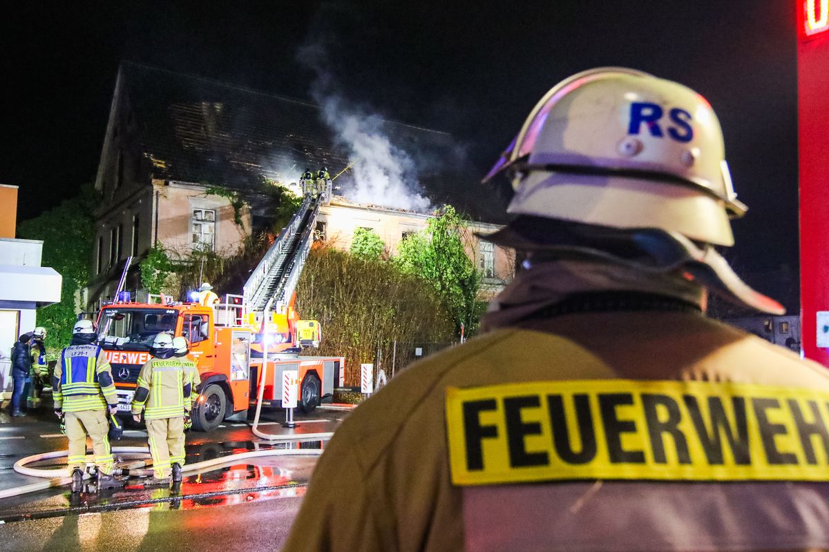 Feuerwehrleute aus dem ganzen Erwitter Stadtgebiet wurden zum Brand an der Lippstädter Straße gerufen. Per Drehleiter löschten die Brandschützer Glutnester unter dem Dach. Foto: Winkelmann