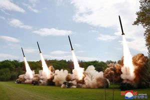 Die von der staatlichen nordkoreanischen Nachrichtenagentur ur Verfügung gestellte Aufnahme sollen eine Raketenübung an einem nicht genannten Ort zeigen. - Foto: KCNA/KNS/dpa