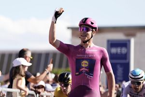 Jonathan Milan holte sich auf der 13. Etappe seinen insgesamt dritten Tageserfolg beim diesjährigen Giro. - Foto: Fabio Ferrari/LaPresse/AP/dpa