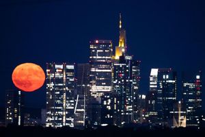 In Frankfurt reihte sich der Erdbeermond in die Skyline ein. - Foto: Boris Roessler/dpa