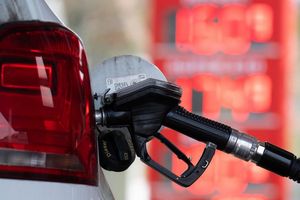 Tanken dürfte in den nächsten Tagen noch teurer werden. (Symbolbild) - Foto: Sebastian Kahnert/dpa