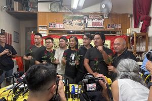 Aktuelle und ehemalige Mitglieder der pro-demokratischen Partei Hongkongs, der League of Social Democrats (LSD), geben die Auflösung der Partei bekannt. - Foto: Kanis Leung/AP/dpa