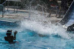 Schwimmbäder wie hier in Berlin boten wieder Abkühlung. - Foto: Jens Kalaene/dpa