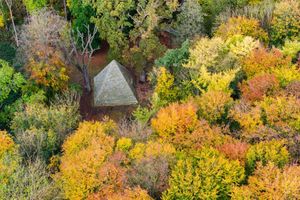 Das Mausoleum des Grafen Ernst zu Münster steht zwischen herbstlichen Bäumen am Laves-Kulturpfad im Landkreis Hildesheim. - Foto: Julian Stratenschulte/dpa