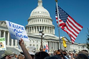 Viele Amerikaner fordern seit langem eine Offenlegung der Epstein-Akten. (Archivbild) - Foto: Kevin Wolf/AP/dpa