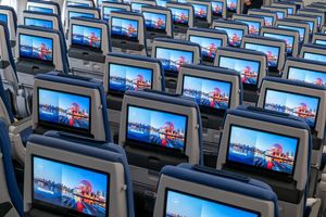 Die neue Lufthansa-Kabine wird bald mit Starlink-Internet ausgerüstet. - Foto: Peter Kneffel/dpa