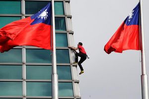 Der US-amerikanische Kletterer Alex Honnold klettert in Taipeh, Taiwan, auf den Wolkenkratzer Taipei 101. - Foto: ChiangYing-ying/AP/dpa