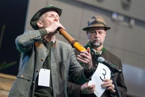 Klang von allen Teilnehmern am besten wie ein Hirsch: Der Gewinner der Deutschen Meisterschaft der Hirschrufer, Thomas Soltwedel (links). - Foto: Max Lametz/dpa