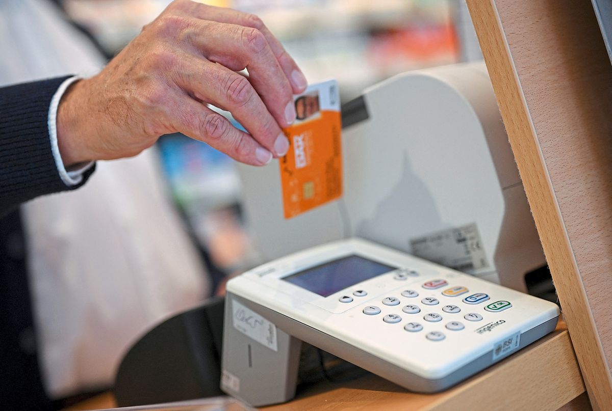 Seit Wochen sorgt das E-Rezept immer wieder für Ärger in den Apotheken: Störungen und Totalausfälle in der Telematik-Infrastruktur (TI) führen dazu, dass Patienten teils stundenlang auf dringend benötigte Medikamente warten müssen. Foto: dpa