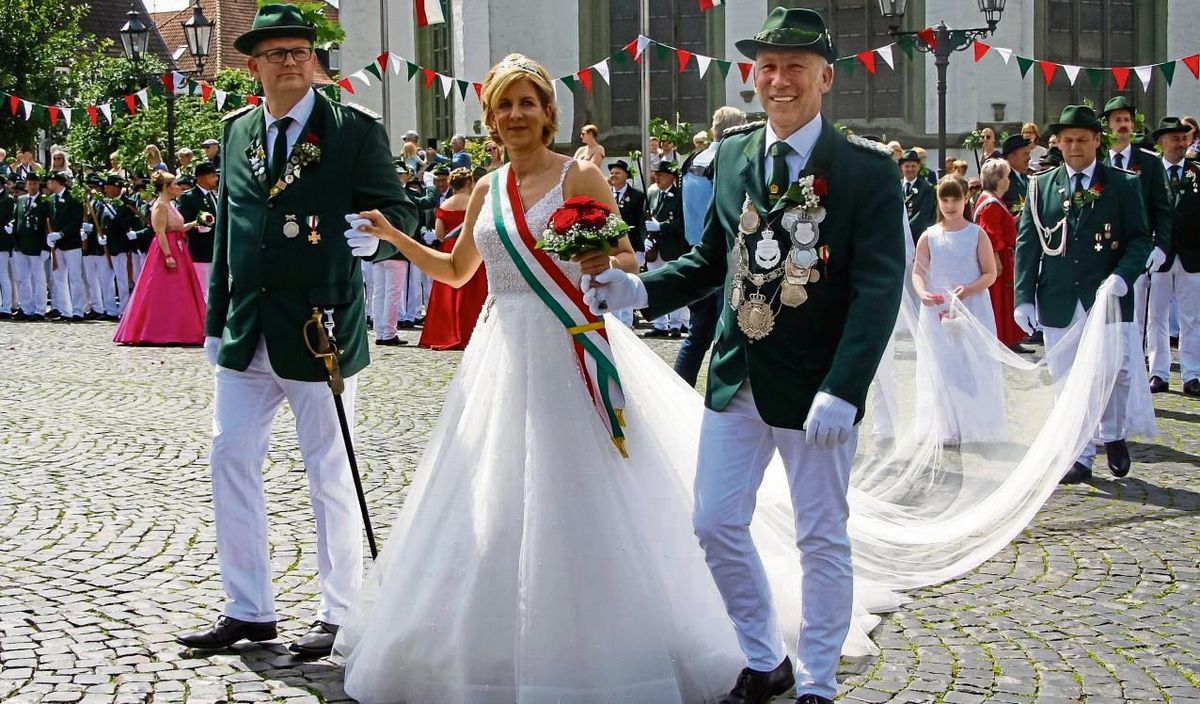 Oberst Prof. Dr. Sebastian Verhoeven (l.) an der Seite des Königspaares: Thomas Rowlin und Claudia Falkenstein.