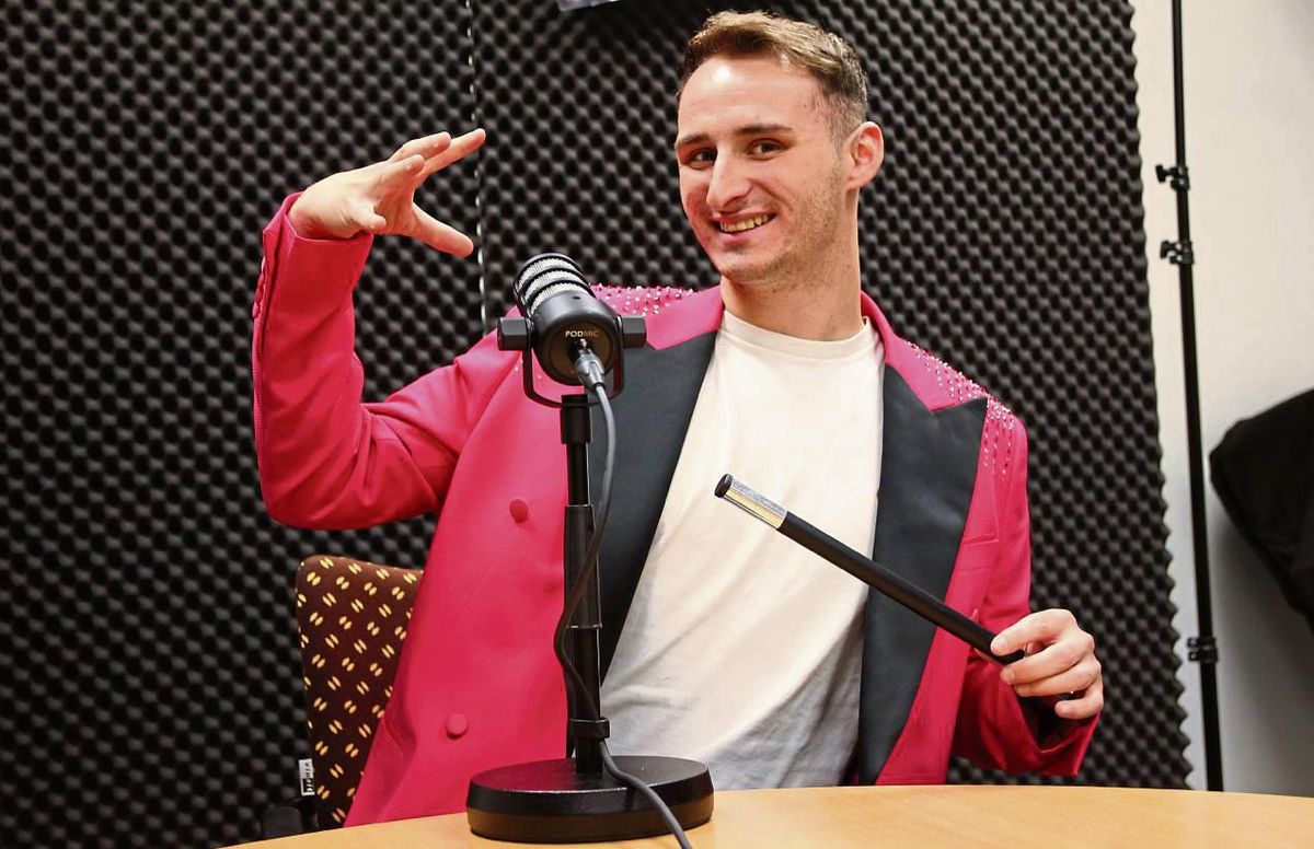 Wenn Jannick Holste auftritt, liegt Magie in der Luft – auch im Dicke-Lippe-Podcast-Studio. Foto: Puls