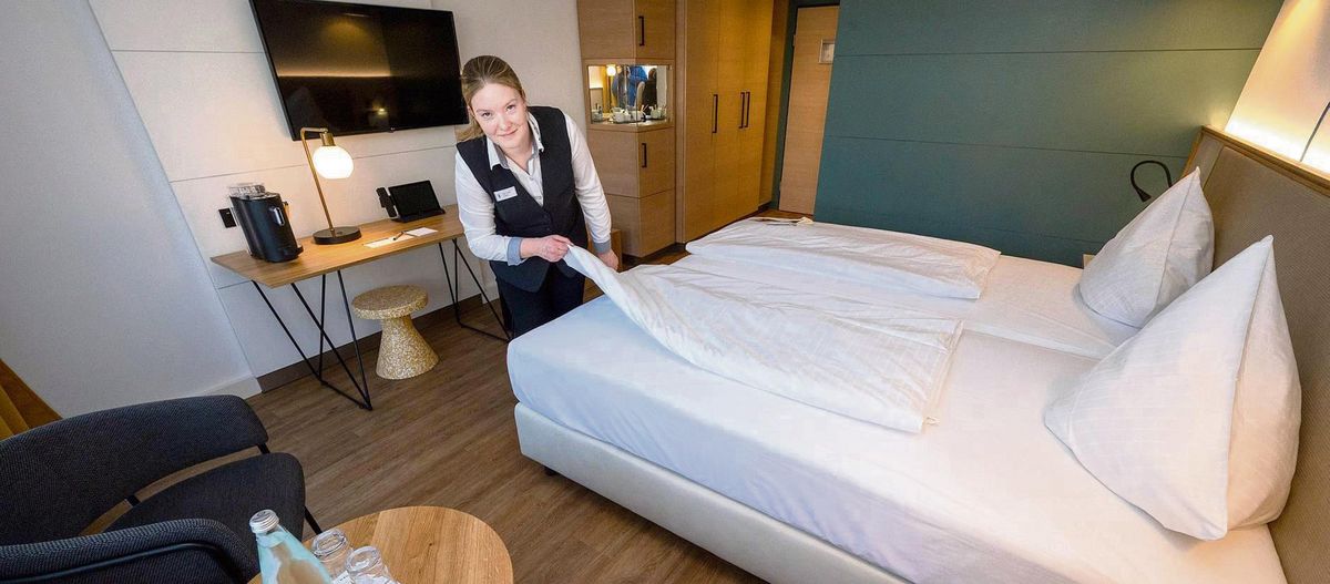 Alles kontrolliert, dann können die Gäste ja kommen: Hausdame Nadine Gockel in einem Doppelzimmer des Schnitterhofs. Foto: Dahm