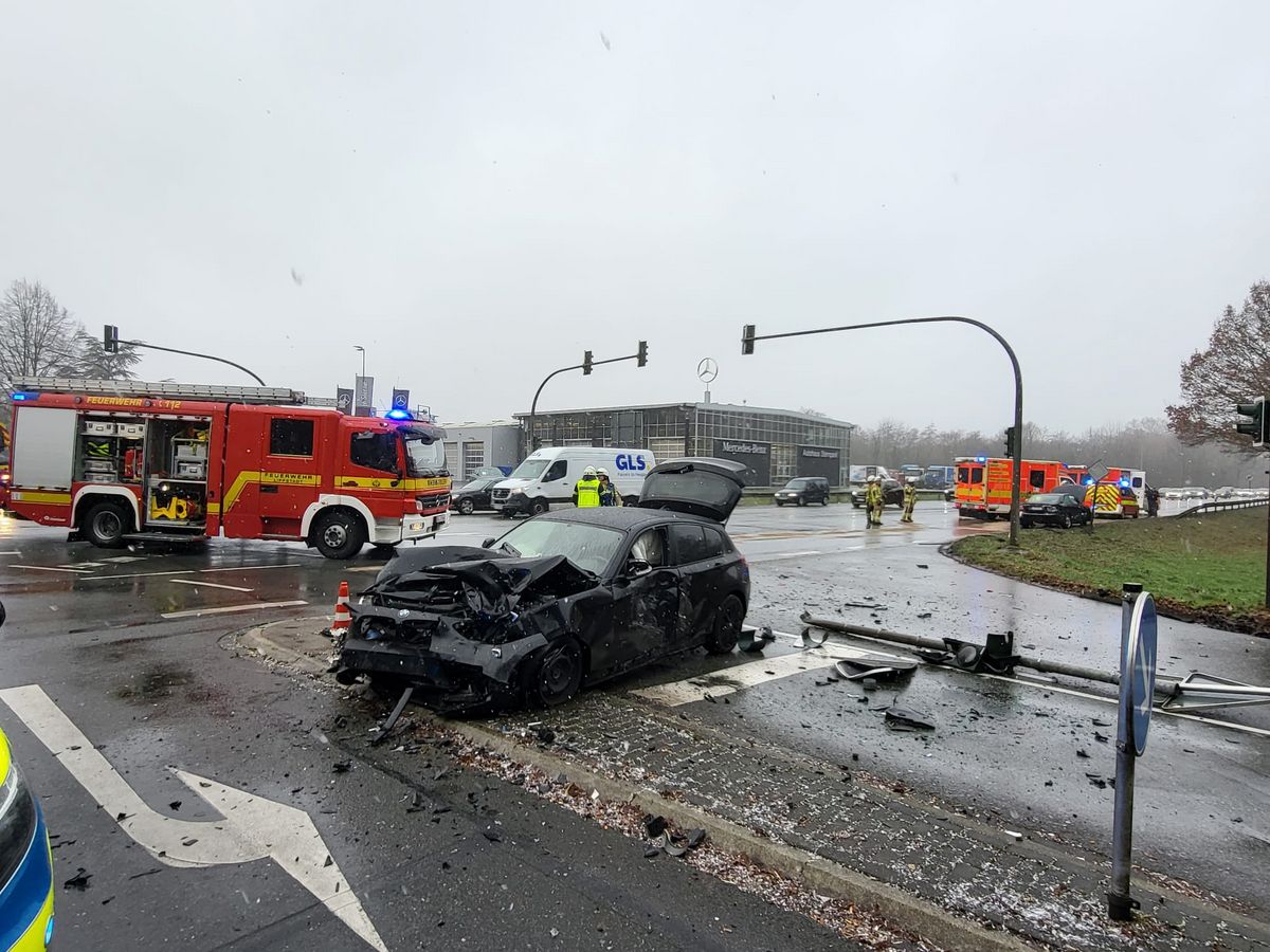 Das Auto blockiert die Abfahrt aus Lipperode. Foto: Schwade