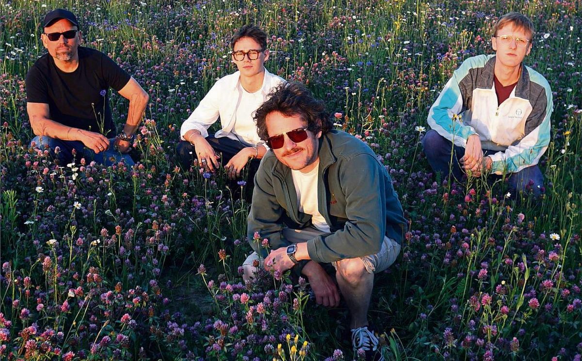 Der Kölner Rapper Retrogott alias Kurt Tallert (3.v.l.) macht auf dem kommenden Album „Notausgang des Abendlandes“ zum zweiten Mal gemeinsame Sache mit dem Jazztrio Perfektomat. Foto: Thomas Schäkel