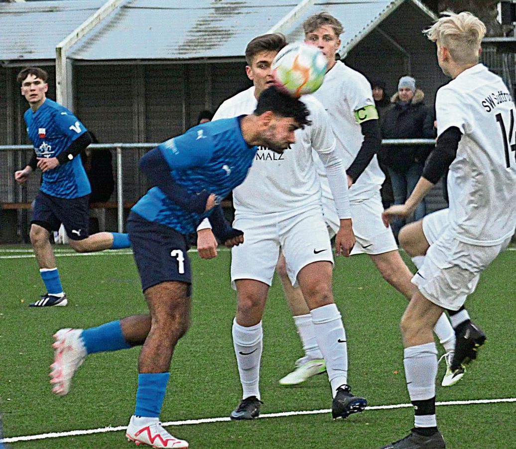 Die A-Junioren des TuS Lipperode (in Blau) gewannen ihr letztes Spiel vor der Winterpause gegen die JSG Suttrop mit 3:1 und bleiben damit ebenso ungeschlagen wie die JSG Rixbeck/Dedinghausen. Foto: Dannhausen