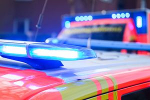 Auf einer Straße in Visselhövede ist ein Mann tödlich verletzt worden. Zwei weitere Männer wurden schwer verletzt ins Krankenhaus gebracht. (Symbolbild) - Foto: Julian Stratenschulte/dpa