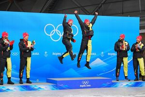 Thorsten Margis (4 v l) wechselt ins Team Johannes Lochner (l) und fährt dann gegen Goldmedaillengewinner Francesco Friedrich. - Foto: Michael Kappeler/dpa