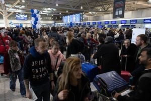 Wegen technischer Panne: Chaos an sämtlichen griechischen Flughäfen. - Foto: Yorgos Karahalis/AP/dpa
