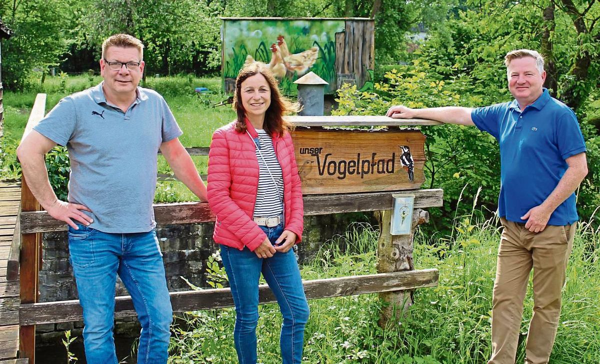 Der Vogellehrpfad war eine der Stationen, die Robringhausen präsentiert hat. Mitorganisiert haben Ortsvorsteherin Nicoletta Lüker-Großmann, Daniel Großmann (r.) und Holger Sommer die Vorbereitungen des Dorfwettbewerbs. Foto: Mintert