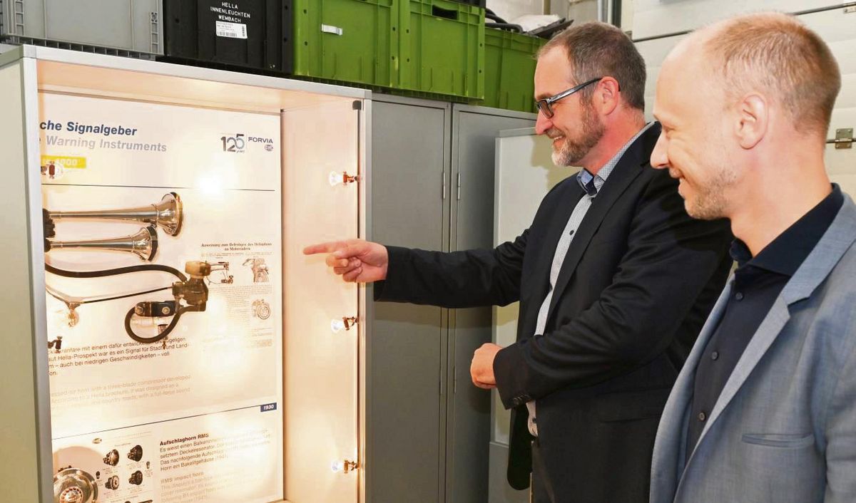 Auch akustische Signalgeber gehörten früh zum Programm der WMI: Der Automobilhistoriker und Hella-Mitarbeiter Lars Leonhardt (l.) und Kommunikations-Teamleiter Georg Lamerz stellten die Schau vor. Fotos: Tuschen
