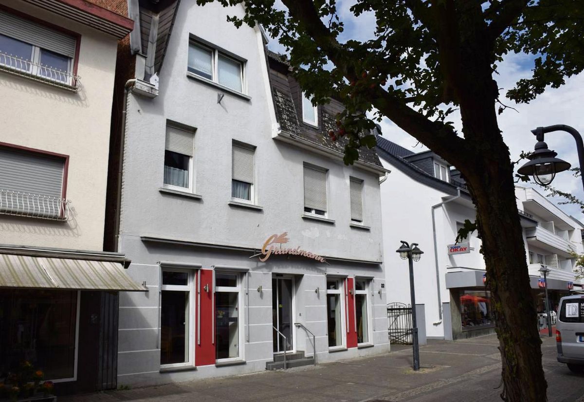 Anstelle des Gebäudes, in dem einst auch die Bäckerei Grundmann Brötchen verkaufte, wird ein Neubau fürs Ärztehaus entstehen. Foto: Daniel Kossack