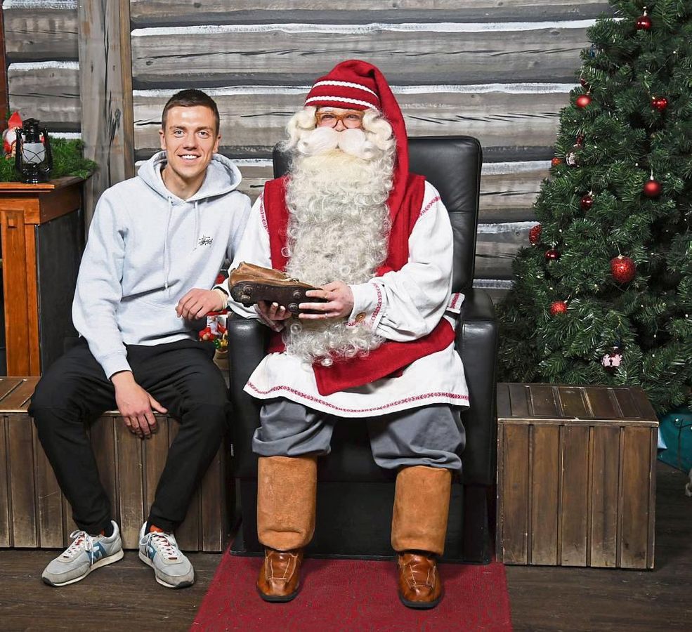Audienz beim leibhaftigen Weihnachtsmann in Lappland, der bei diesem Anlass sogar ein Vorgängermodell eines Fritz-Walter-Fußballschuhs präsentierte. Nur eines der vielen Abenteuer, die Finn Heiserholt im hohen Norden Finnlands erlebte.