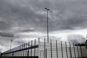 Dunkle Wolken über dem Trainingsplatz: Das Wetter passte zur tristen Stimmung im DFB-Quartier am Tag nach dem 1:2 gegen Portugal. - Foto: Federico Gambarini/dpa