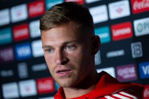 Joshua Kimmich spricht in Atlanta über Diogo Jota. - Foto: Sven Hoppe/dpa