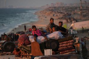Vertriebene Palästinenser fliehen aus Gaza und tragen ihre Habseligkeiten entlang der Küstenstraße in Richtung des südlichen Gazastreifens. - Foto: Abdel Kareem Hana/AP/dpa
