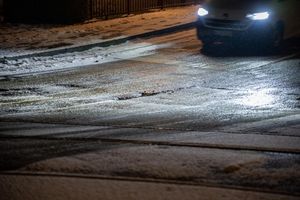 Autofahrer aufgepasst: Schnee und Glätte behindern den Verkehr. - Foto: Harald Tittel/dpa