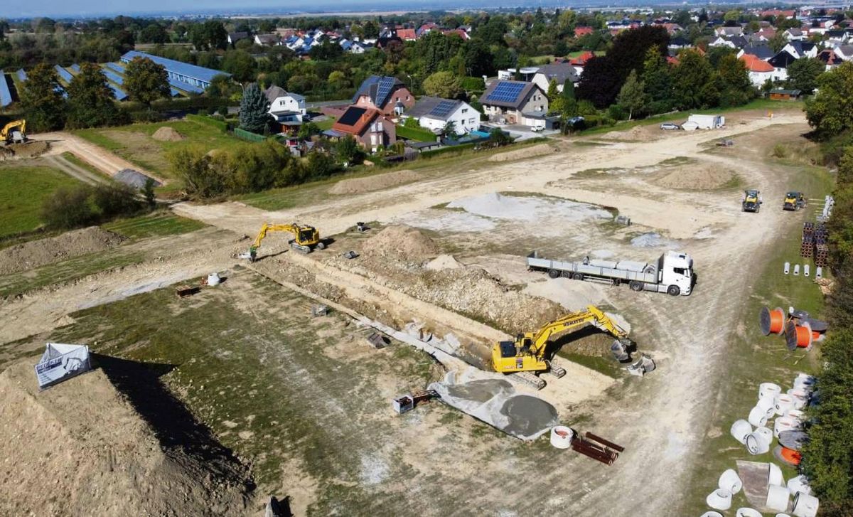 Im neuen Baugebiet „Am Bürgerwald“ am südöstlichen Ortsrand von Anröchte tut sich was: Die Kanalisation wird verlegt und die zukünftige Trasse der Baustraße ist erkennbar. Foto: Gemeinde Anröchte