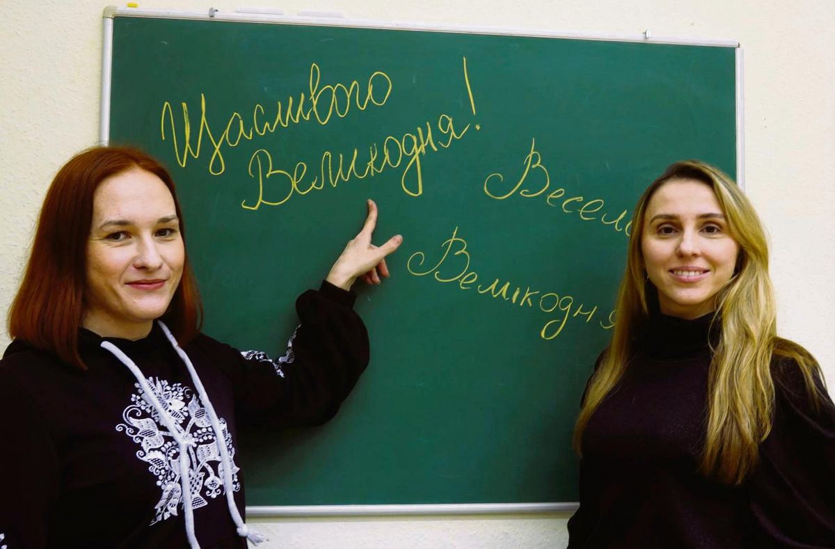 Frohe Ostern auf Ukrainisch: Für die Patriot-Leser haben Inna Lebedieva (l.) und Roksolana Yerchenko Ostergrüße in kyrillischer Schrift auf die Tafel geschrieben. Umgewandelt ins lateinische Alphabet heißt frohe Ostern auf Ukrainisch: Shchaslyvoho Velykodnya. Fotos: Vielberg