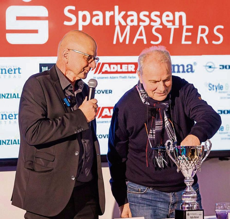 Bernard Dietz (r.), Kapitän der 80er-EM-Helden, verteilte die 112 Mannschaften in Windeseile auf die 16 Vorrundengruppen. Links: Masters-Organisator Dieter Bethlehem. Foto: Kroel