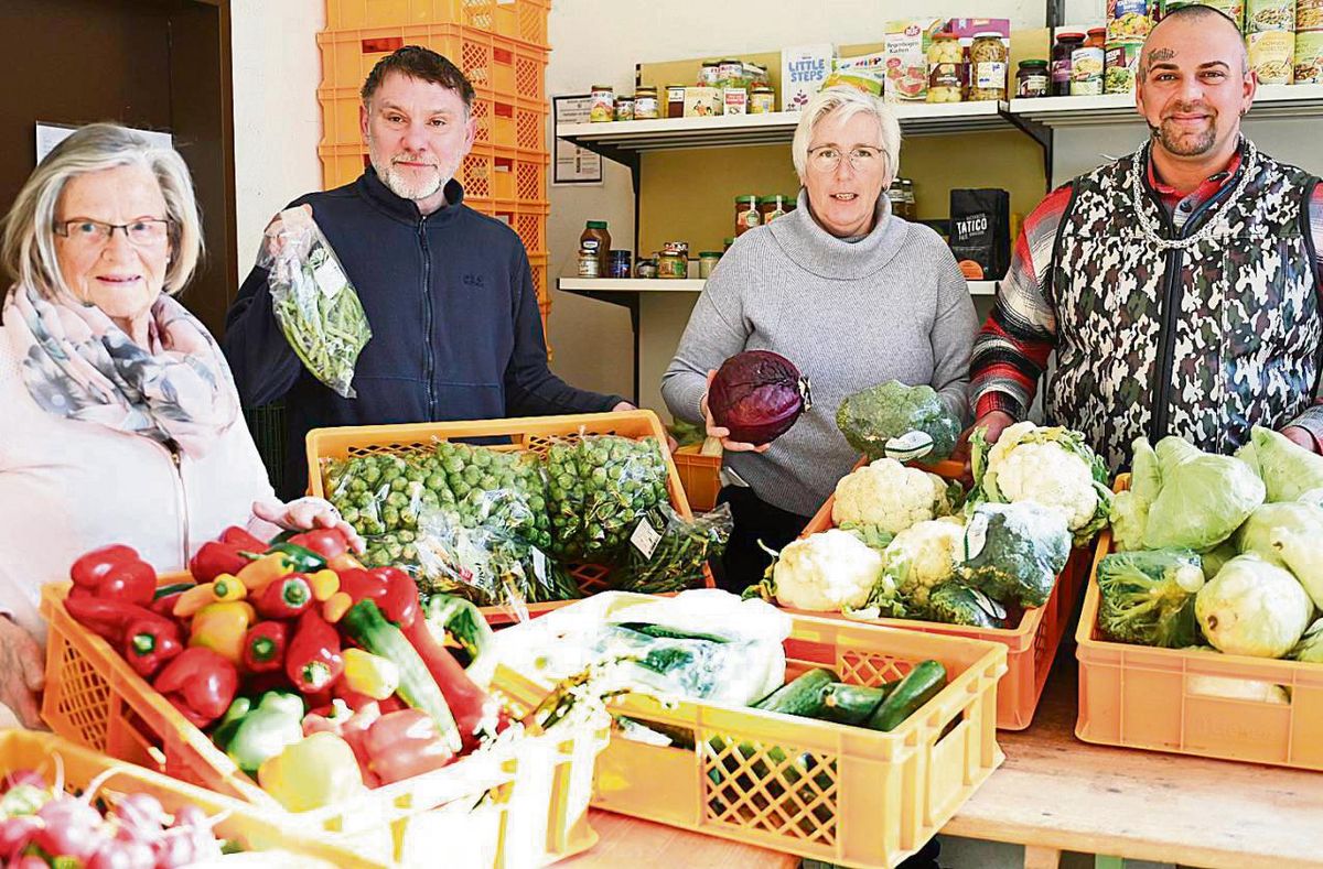 Unverzichtbar: Die Tafel versorgt wöchentlich 750 bis 900 Menschen in Lippstadt mit Lebensmitteln. Spätestens Anfang 2025 benötigt sie dafür ein neues Domizil. Am Donnerstagmorgen halfen die Mitarbeiter Ingrid Utzel, Martin Litzbarski, Christine Kröger und Dennis Willeke (v.l.) bei der Lebensmittelausgabe in der Klosterstraße 5. Foto: Tuschen