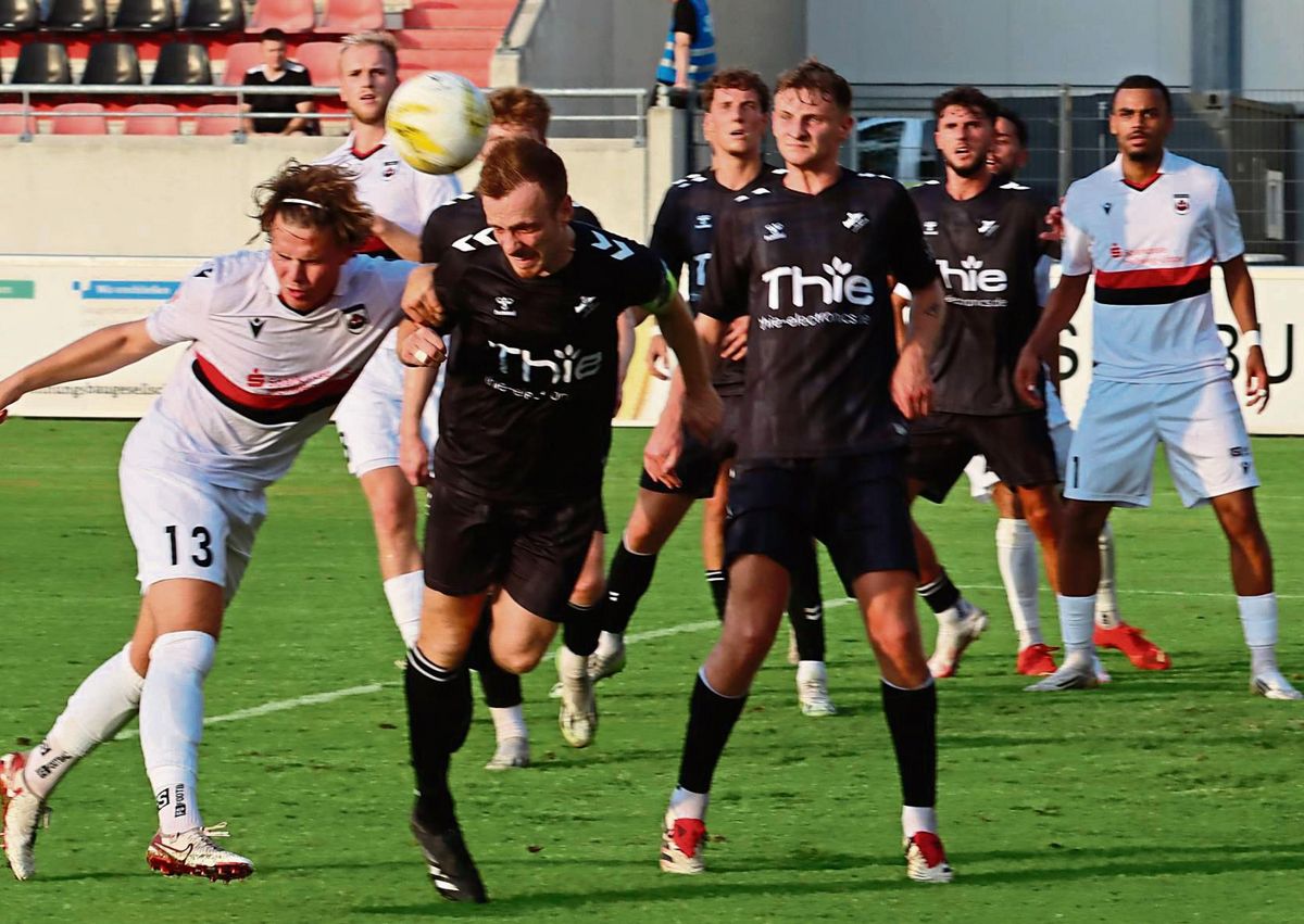 Das war’s schon für den SV Lippstadt mit dem Westfalenpokal: Aus in Runde eins gegen den Landesliga-Aufsteiger BV Bad Lippspringe. Auch in dieser Szene können sich Justus Meier, Max Kamann und David Dören (v.l.) nicht gegen die „schwarze Wand“ durchsetzen. Foto: Lütkehaus