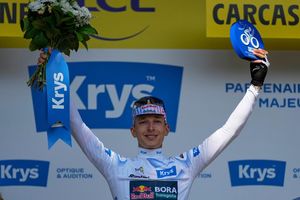 Florian Lipowitz fährt bei der Tour weiter in Weiß. - Foto: Mosa'ab Elshamy/AP/dpa