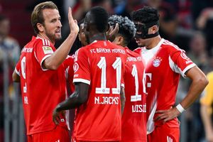 Bayern-Torjubel mit Doppelpacker Harry Kane (l) und Neuzugang Nicolas Jackson (Nr. 11). - Foto: Sven Hoppe/dpa