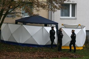 Ein Mädchen ist in Bremen aus einem Fenster gestürzt und den Verletzungen erlegen. - Foto: Kai Moorschlatt/dpa