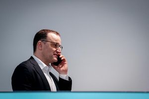 Jens Spahn ist in der Corona-Krise laut einer Untersuchung «gegen den Rat seiner Fachabteilungen» in großem Umfang in die Schutzmasken-Beschaffung eingestiegen. (Archivfoto) - Foto: Kay Nietfeld/dpa