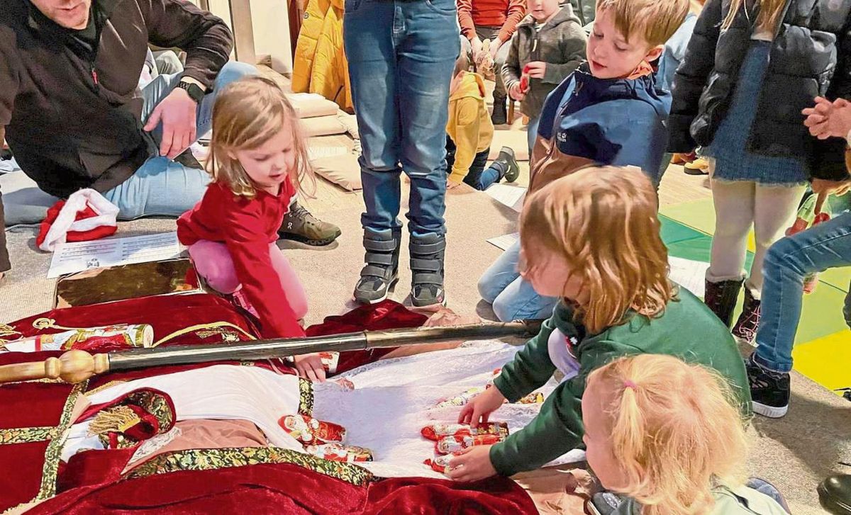 Simple Idee, geniale Wirkung: Jeder brachte einen Nikolaus von Zuhause mit – und der wandert weiter an Familien, die in der Weihnachtszeit oft leer ausgehen.